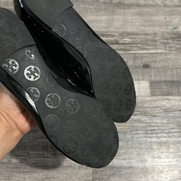 Tory Burch sz 8M Reva ballet flats black patent leather T medallion on Vamp - Picture 6 of 6